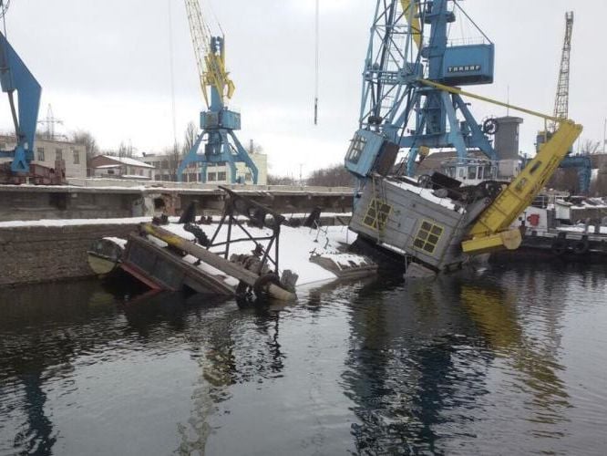 В Каменском в Днепр вылилось около 300 тонн мазута