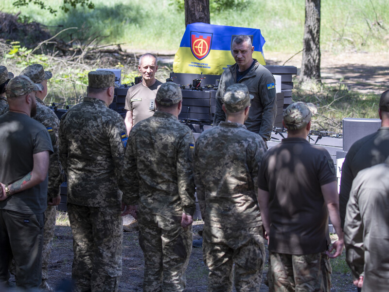 Кличко передав 820 дронів від громади Києва 112-й бригаді ТрО на річницю створення й повідомив про допомогу з бюджету