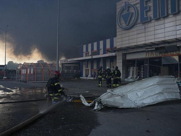 Шестеро людей загинули, ще 40 поранені внаслідок удару РФ по гіпермаркету "Епіцентр" у Харкові. Фоторепортаж