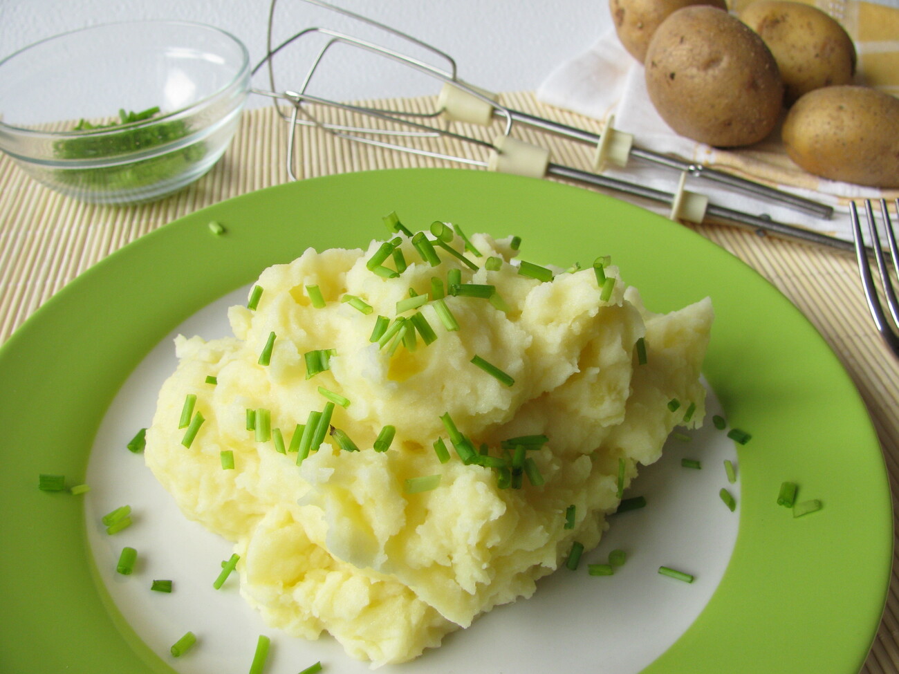 Проварите это отдельно семь минут в молоке – и вкус пюре станет намного  лучше. Лайфхак, которым пользуются многие шеф-повара