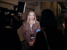 У людей, которые видели на войне смерть и горе, стеклянный взгляд. За ним они скрывают от вас боль, которую вы можете просто не перенести