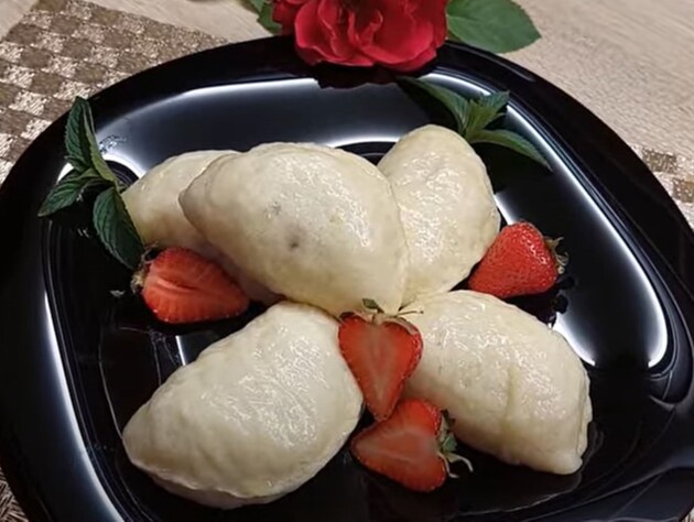 Добавьте это к муке – и вареники с клубникой получатся пышные и мягкие. Рецепт эластичного теста на опаре 