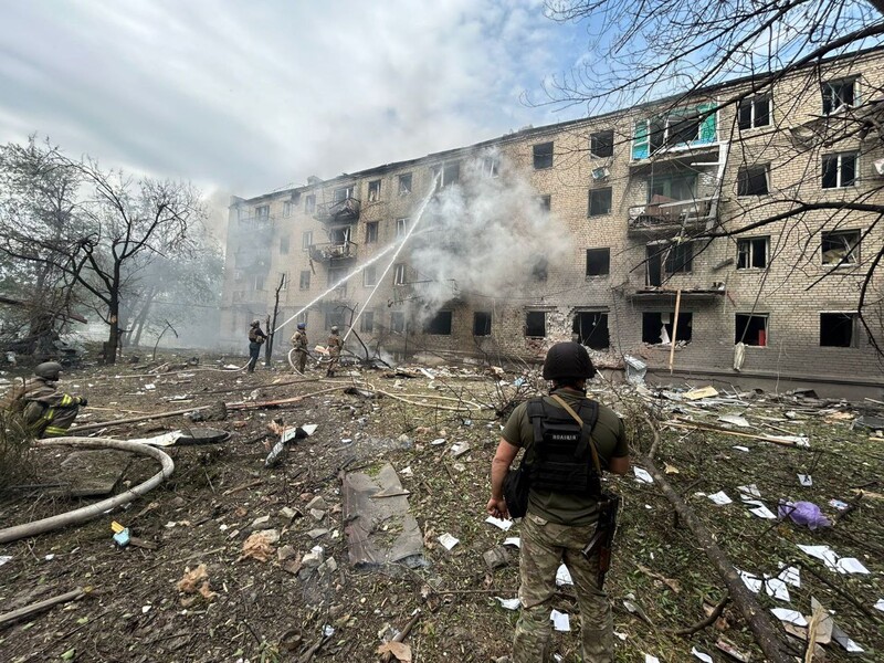 Удар по кондитерській фабриці в Харкові, ракетна атака на Снігурівку, загиблі й постраждалі, зокрема підлітки. Наслідки російських обстрілів за добу. Фото