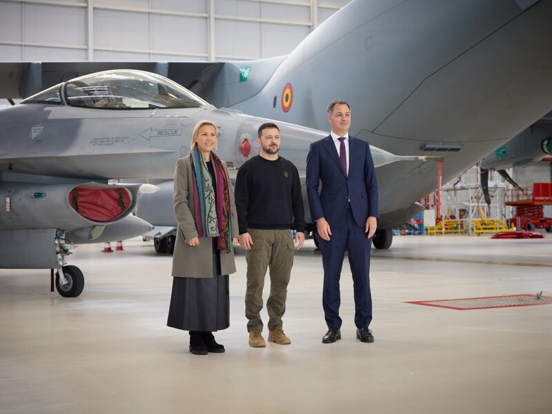 Зеленский осмотрел истребители F-16, которые Бельгия передаст Украине. Фото, видео