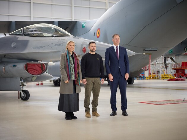 Зеленский осмотрел истребители F-16, которые Бельгия передаст Украине. Фото, видео