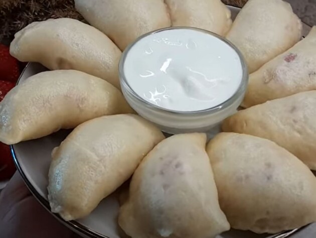 Добавьте это к муке – и вареники будут пышные, мягкие и сочные. Рецепт теста на кефире