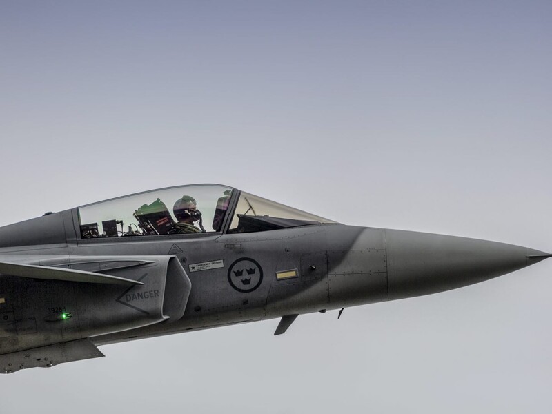 Украинские пилоты должны тренироваться на шведских Gripen параллельно с F-16 – Зеленский