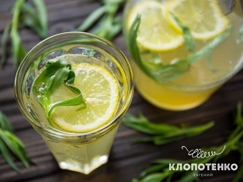 Додайте це в каструлю – і вийде освіжальний напій, який збадьорить у літню спеку. Рецепт домашнього лимонаду