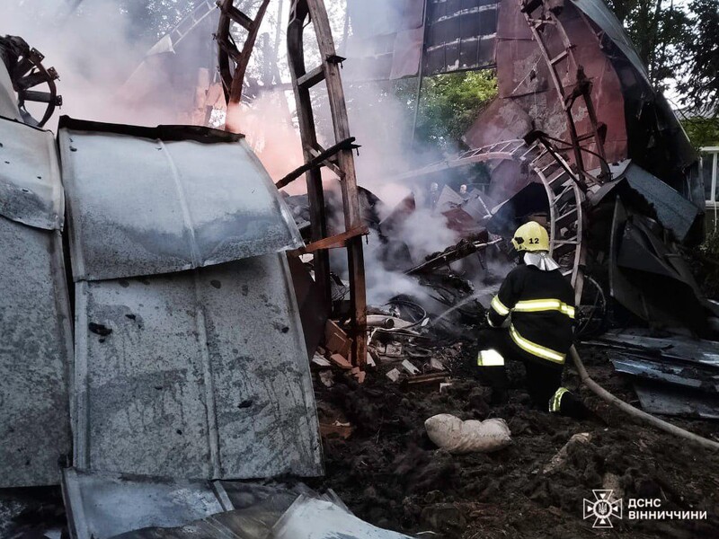 У Вінниці вночі чули вибухи. В ОВА заявили про падіння уламків Shahed на об'єкт критичної інфраструктури і про пожежу