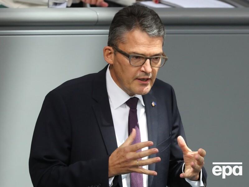 На депутата Бундестага напали в Германии, называя разжигателем войны. Он поддерживает Украину