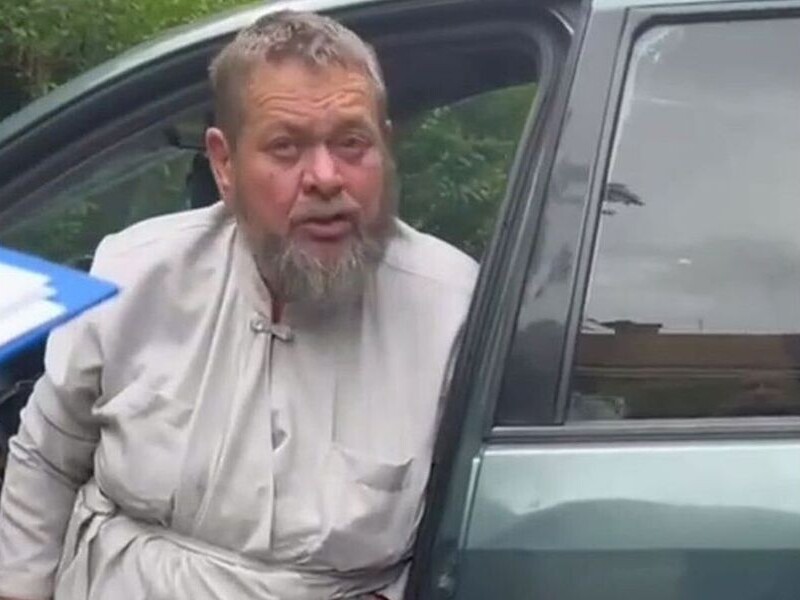 В Ужгороде пьяный священник на автомобиле влетел в дом и обругал матом полицейских – журналист. Видео