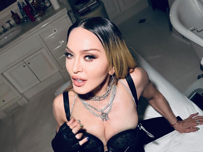 На Мадонну подали в суд за порнографию