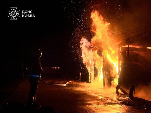 У Києві вночі була масштабна пожежа на складі, рятувальники гасили її три години. Фото