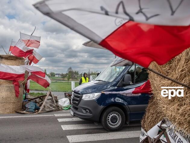 Поляки снова перекрыли один из КПП на границе Украины. Гуманитарную помощь пропускают по графику