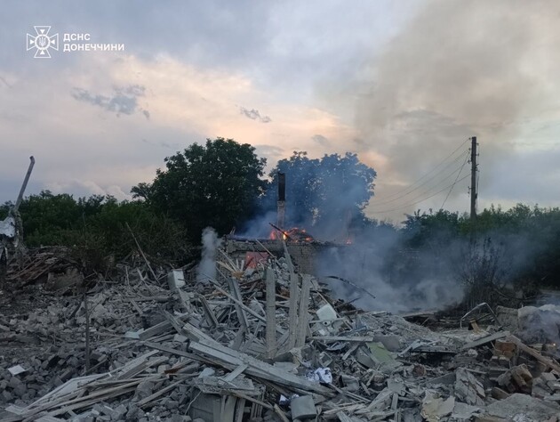 РФ сбросила бомбу на частный дом в Донецкой области. 35-летний мужчина погиб, трехлетний сын, его мать и бабушка ранены – полиция 