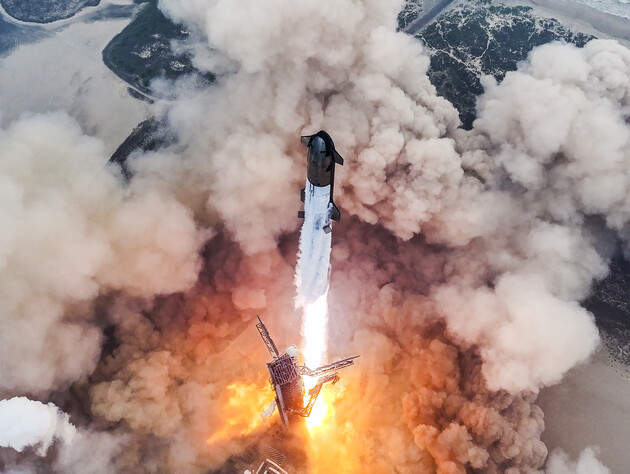 SpaceX провела четвертый испытательный полет звездолета Starship и успешно посадила обе его ступени