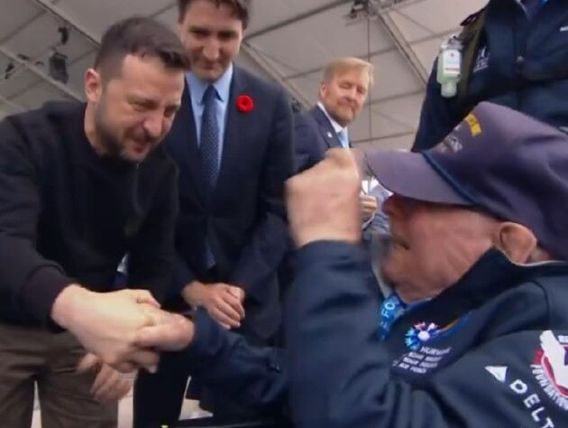 На праздновании 80-летия высадки в Нормандии ветеран Второй мировой войны пытался поцеловать руку Зеленскому. Видео