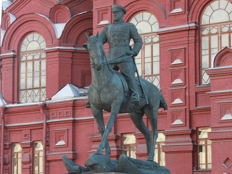 На пам'ятнику Жукову біля Кремля з'явився напис "ГУР". Відео