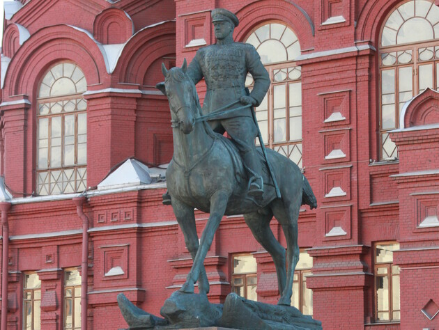 На памятнике Жукову возле Кремля появилась надпись 
