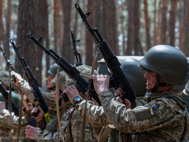 Уряд України дозволив бронювати до 100% працівників ОПК й енергетики. Основні зміни порядку бронювання. Інфографіка