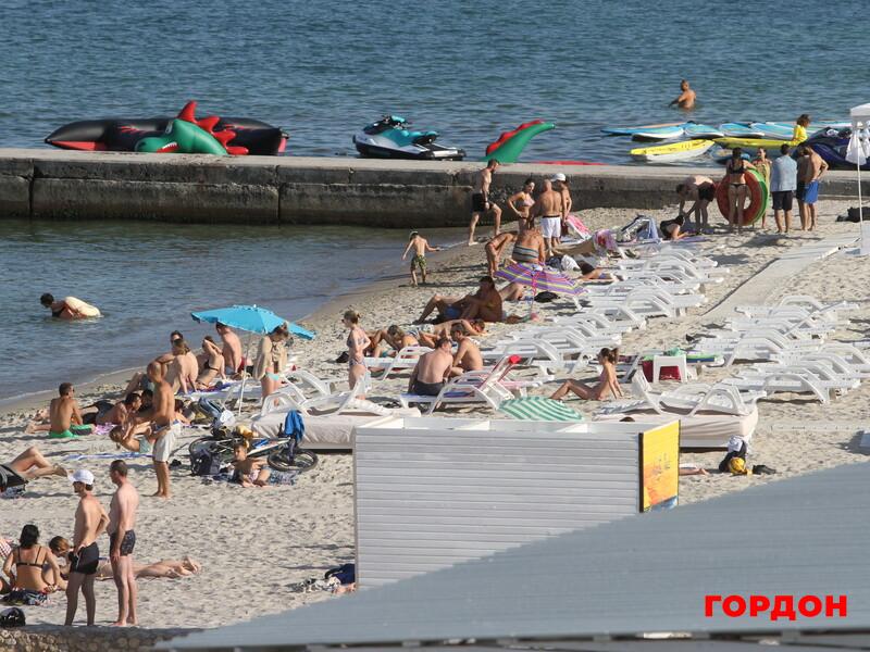 В Одесі офіційно відкрили перший цього сезону пляж. Фото
