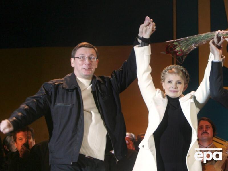 Луценко: Тимошенко в автозаке говорю: "Нам, как политическим, положено профили вождей набивать. У меня четыре года: два профиля Януковича на левой груди, два на правой. А тебе? Три на левой, три на правой. Куда седьмого набьешь?"