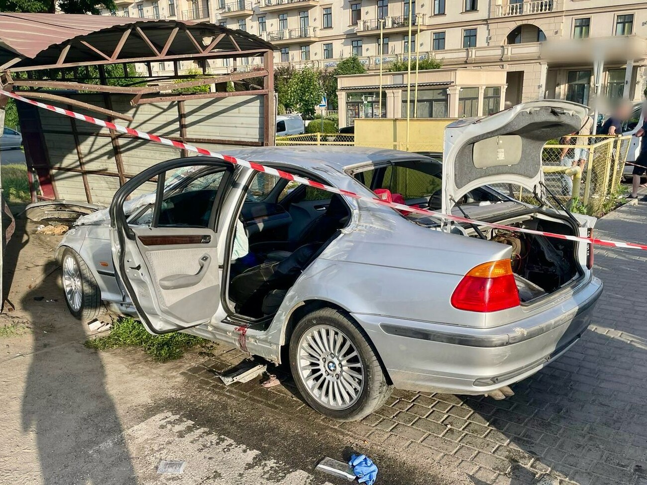 В Одесской области автомобиль наехал на людей на пешеходном переходе. В  полиции заявили, что водитель бежал от патрульных