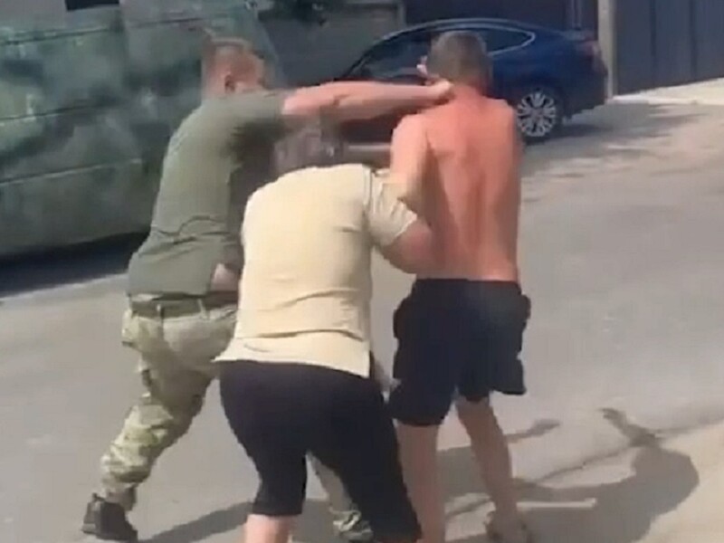 У Харківській області побилися військовий і цивільні. Після появи відео в ТЦК заявили про "маніпулятивне перекручування інформації"