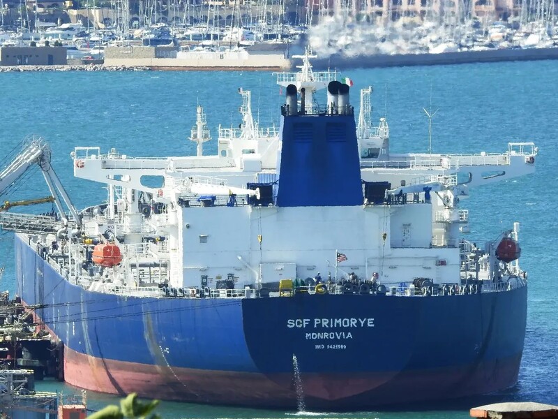 Російський нафтовий танкер проплив 12 тис. км і таємно змінив вантаж, щоб обійти санкції США – Bloomberg