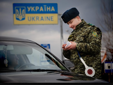 С понедельника вступают в силу ограничения на пребывание россиян в Украине