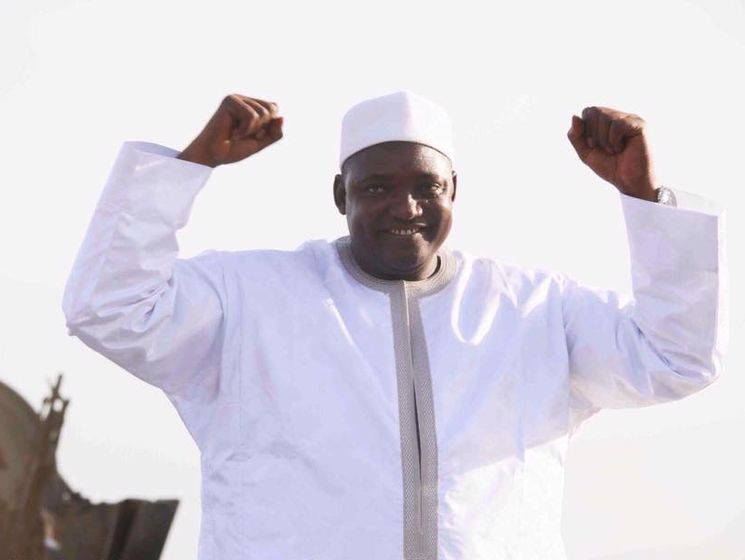 Новый президент Гамбии Барроу в сопровождении двух жен вернулся на родину из Сенегала