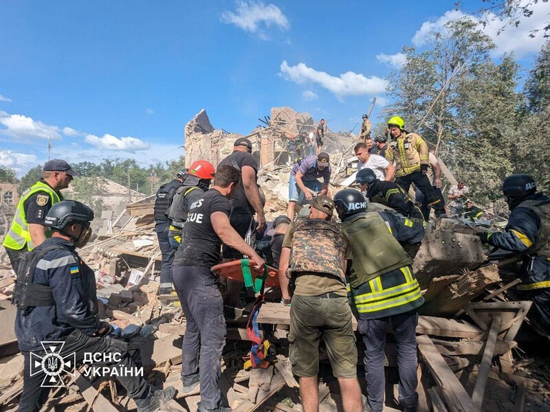 Ракетний удар РФ по Кривому Рогу. Восьмеро людей загинули, 21 дістала поранення, ще четверо пропали безвісти – МВС