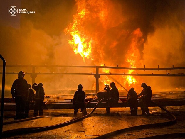 Потушить пожар под Киевом с 12 июня пока не удалось, ГСЧС задействовала четыре пожарных поезда