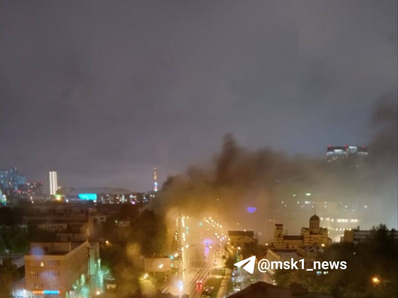 На севере Москвы возник пожар. В соцсети сообщили, что горит ОКБ Сухого, по данным МЧС РФ – "неэксплуатируемое здание"
