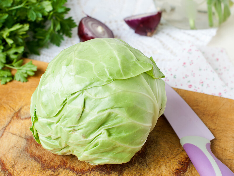 Добавьте это к молодой капусте – и салат будет всегда вкусный. Максимально простой рецепт с секретным ингредиентом