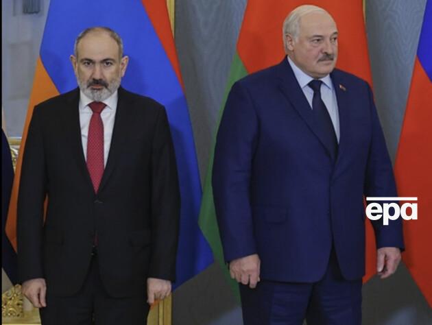 Пашинян заявив, що ніхто із представників Вірменії не поїде в Білорусь, поки там править Лукашенко. Після цього країни взаємно відкликали послів