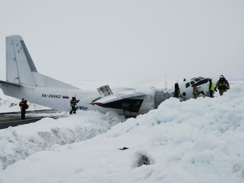 В России самолет с пассажирами во время посадки разломился пополам – росСМИ