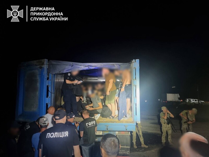 "Новый антирекорд". На границе с Молдовой пограничники задержали фуру с 40 мужчинами