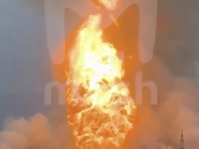 "У небо здіймається стовп вогню, який видно за кілька кілометрів". У Саратовській області РФ вибухнув газогін. Відео