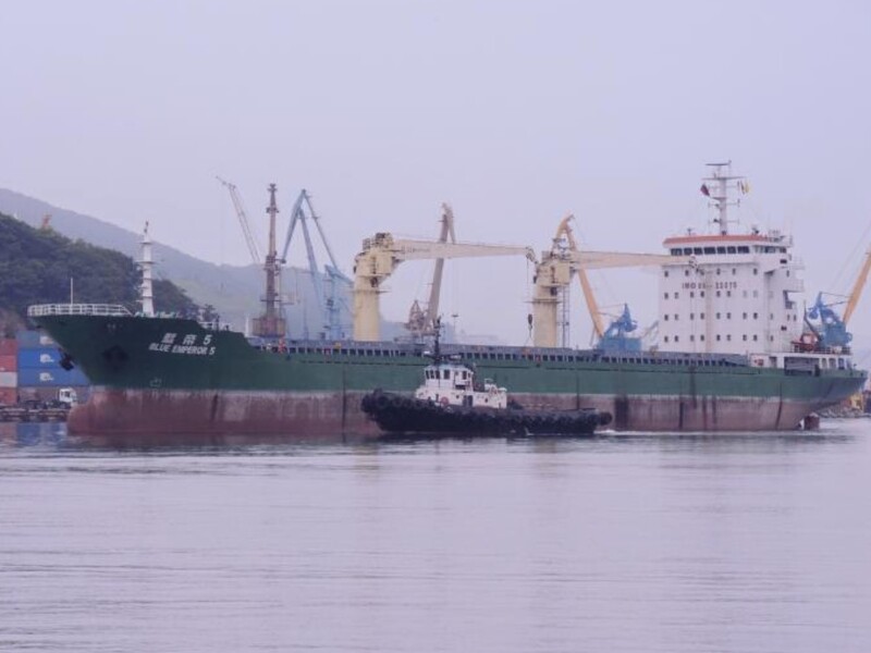 Хуситы атаковали принадлежащее Украине судно, экипаж успел спастись – Центрком США