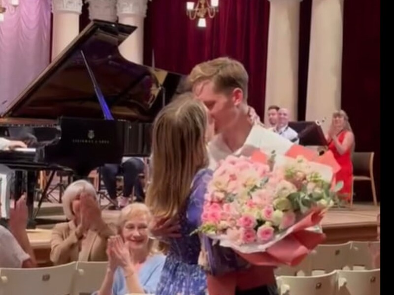 Во время концерта в Национальной филармонии дирижер под овации и аплодисменты публики сделал предложение своей возлюбленной. Видео
