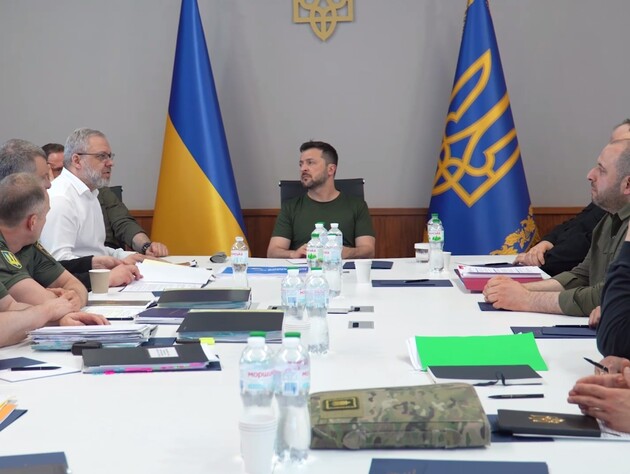 Зеленский поручил Кабмину упростить установку солнечных панелей и аккумуляторов