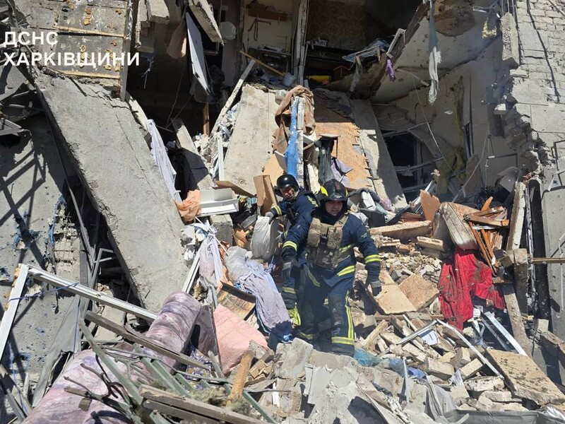 Оккупанты ударили авиабомбами по Харькову, ранены десятки людей, есть погибшие. Фоторепортаж