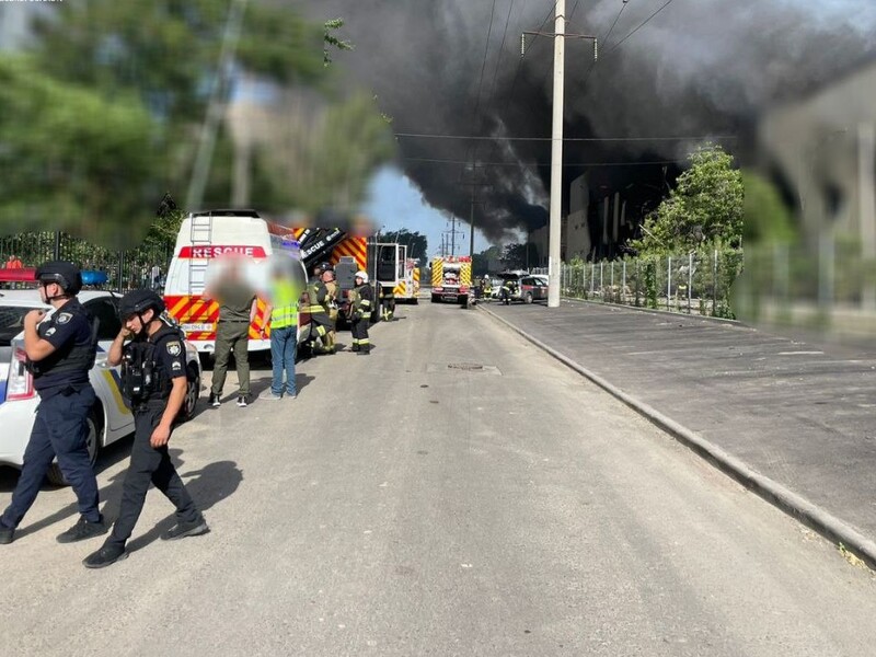 В Одесі росіяни влучили в об'єкт цивільної інфраструктури, є постраждалі