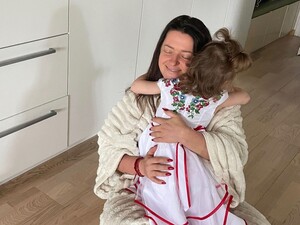 Могилевcкая впервые показала видео с участием обеих приемных дочерей – 12-летней Мишель и четырехлетней Софии