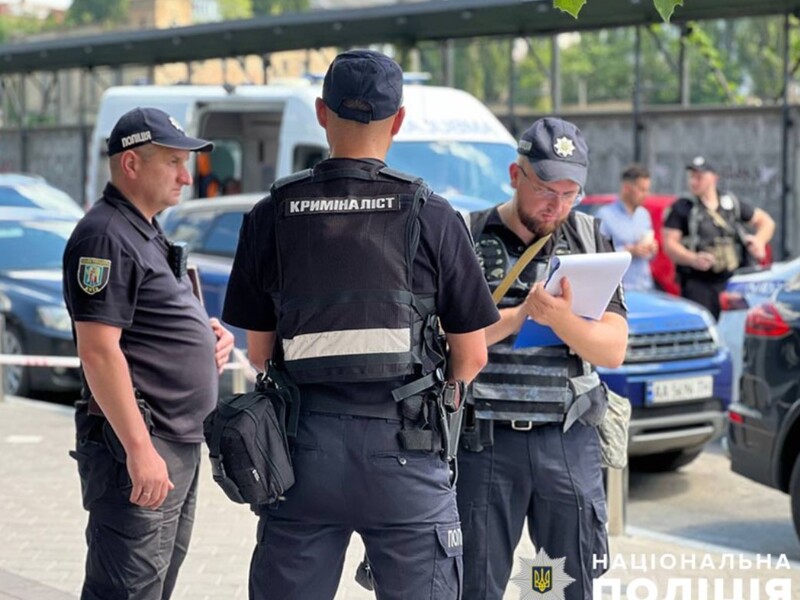 У Києві нападники, видаючи себе за військових, розпилили сльозогінний газ в обличчя жінці й забрали 3 млн грн – прокуратура