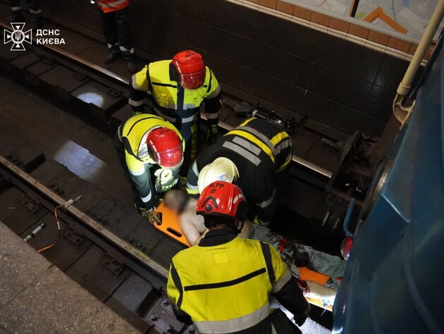 В Киеве спасатели деблокировали мужчину, попавшего под поезд в метро