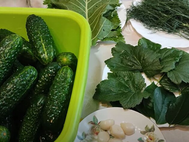 Добавьте это в банку – и малосольные огурцы получатся очень вкусные, ароматные и хрустящие. Проверенный рецепт засолки всего за пару часов