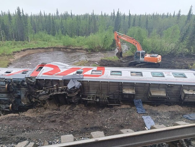 В России сошел с рельсов пассажирский поезд, больше 40 пострадавших, есть погибшие. Фото, видео 