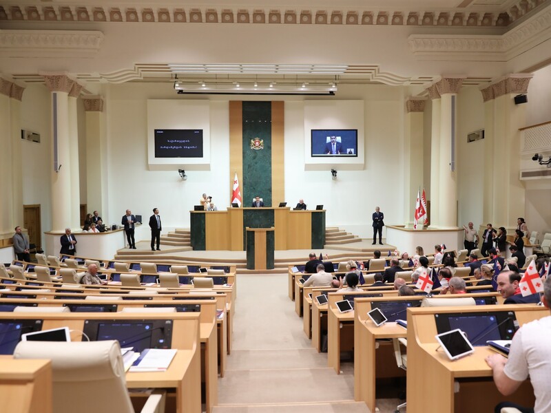 Парламент Грузії ухвалив у першому читанні пакет законів "про сімейні цінності", які обмежують права ЛГБТ